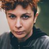 Piercing do obočí - kónus (tmavě modrá)