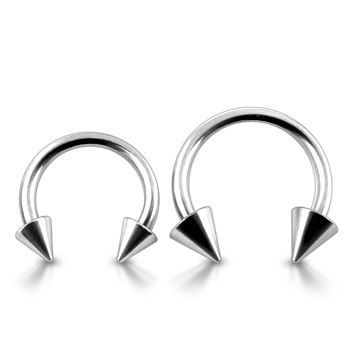 Levně Piercing - podkova s hroty, tl. 1,6 mm (1,6 x 12 mm, 5 x 5 mm) - PV01016-161255