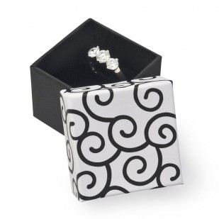 Malá dárková krabička na prsten bílá s ornamenty
