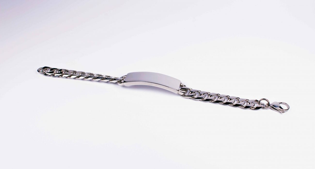 Náramek z chirurgické oceli s destičkou