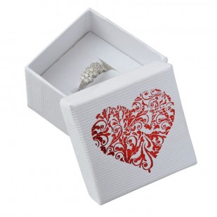 Bílá krabička na prsten s ornamentálním srdcem