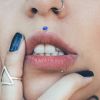 Piercing labreta chirurgická ocel s modrým opálem (1,2 x 8 x 2 mm)