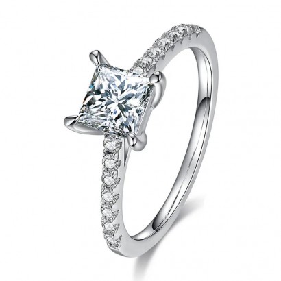 Stříbrný zásnubní prsten s MOISSANITY