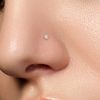 Zahnutý piercing do nosu - tyrkysový zirkon (3 mm)