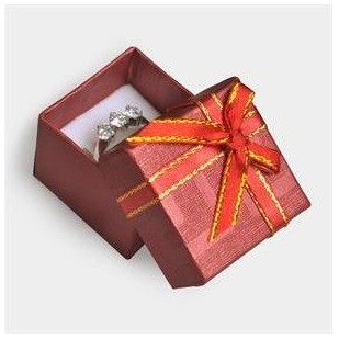 Červená dárková krabička na prsten s mašlí