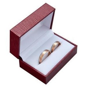 Červená koženková krabička na snubní prsteny