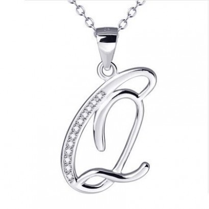 Stříbrný řetízek s přívěskem - iniciála ”Q”