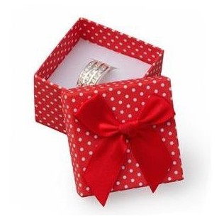 Malá dárková krabička na prsten červená - bílé puntíky