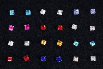 Stříbrný piercing do nosu hranatý zirkon