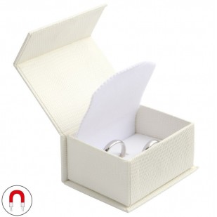 Bílá dárková krabička na snubní prsteny magnetické zavírání