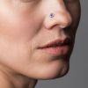 Zahnutý piercing do nosu - fialový opál